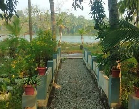 Apartmán Dwaraka Munroe Kollam Exteriér fotografie
