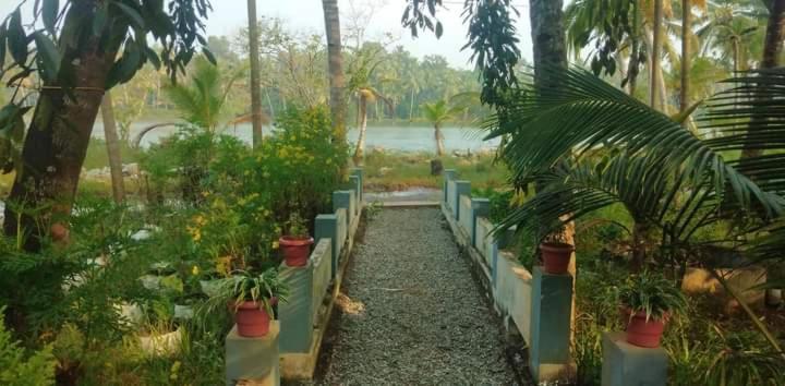 Apartmán Dwaraka Munroe Kollam Exteriér fotografie